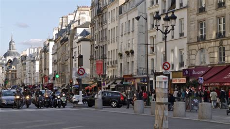 File:France, Paris, la rue Saint-Antoine dans le quartier du Marais.jpg - Wikimedia Commons