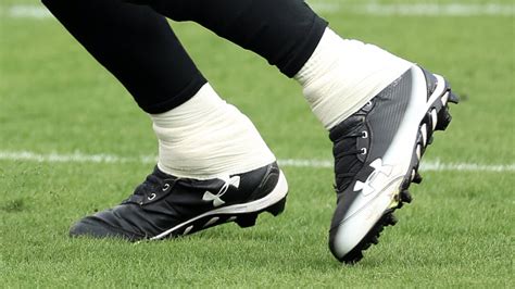 What Pros Wear: Tom Brady's Under Armour Spine PE Cleats - What Pros Wear