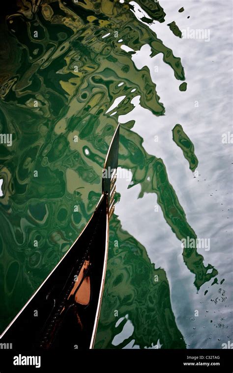 Venice canals and bridges, boats and historic buildings Stock Photo - Alamy