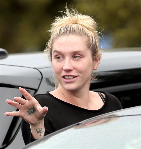 Kesha Goes Without Makeup, Dons Sweats While Smiling: Photo