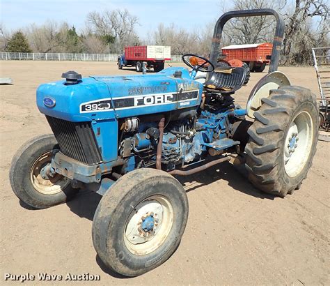 Ford 3930 tractor in Kinsley, KS | Item FN9831 sold | Purple Wave