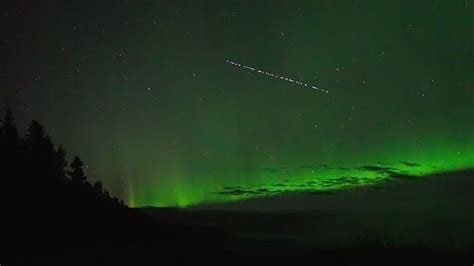 Wow! Shiny SpaceX Starlink Satellites Soar With Glowing Aurora In Stunning Video - TrendRadars