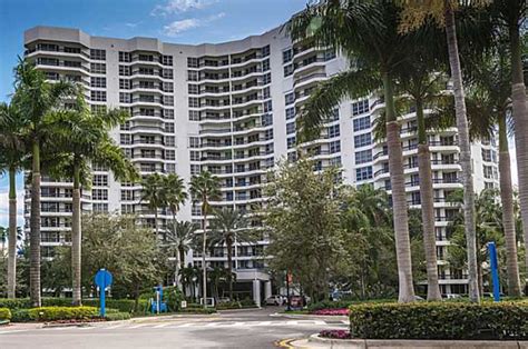 Mystic Pointe 300 condominiums in Aventura, Florida | World Class Realty