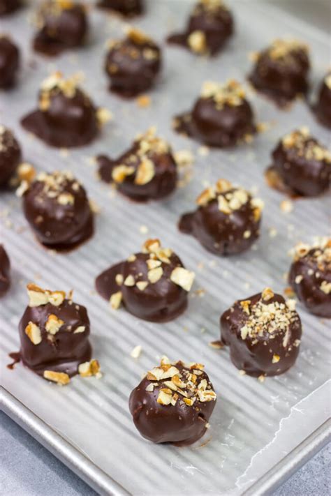 Pecan Bourbon Balls | Easy no-bake recipe for holiday gatherings!