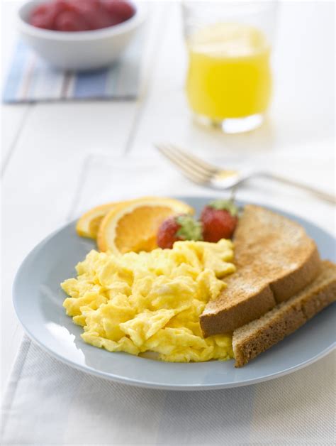 Oeufs brouillés de base sur la cuisinière - Fédération des producteurs ...