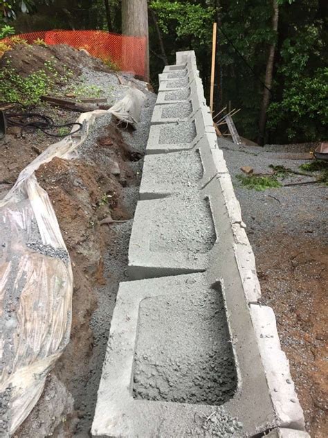 Installation of Interlocking Retaining Wall Blocks | Can Ridge Industries