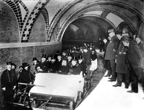 19 Unbelievable Pictures From The Early Years Of The NYC Subway