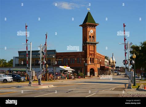 Main Street in historic downtown Grapevine, Texas, USA. Grapevine ...