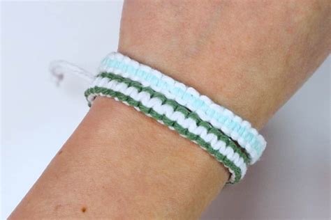 How to Make a 2 Color Macrame Square Knot Bracelet (Reversible ...