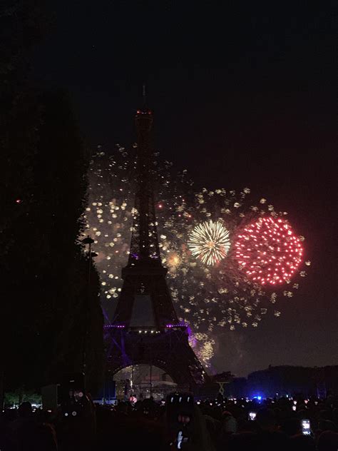 Some Bastille Day fireworks : r/europe