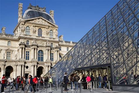 Entrance of the Louvre Museum Editorial Stock Photo - Image of place, former: 51498178