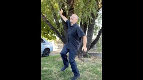 US dad dances to Chale Jaise Hawayein from SRK, Sushmita Sen's Main Hoon Na | Trending ...