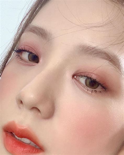 Jisoo đẹp như Hoa hậu nên makeup nhàn nhạt vẫn xinh, đến eyeliner còn kẻ “hên xui” là đủ hiểu