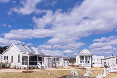 Gorgeous Lake View Cottage - Life Tiny House