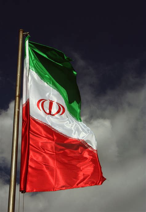 File:Iranian national flag (tehran).jpg - Wikimedia Commons