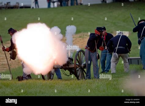 Civil War Cannon Firing Stock Photo - Alamy