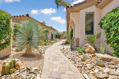 21 Desert Landscape Ideas (Yard Designs)