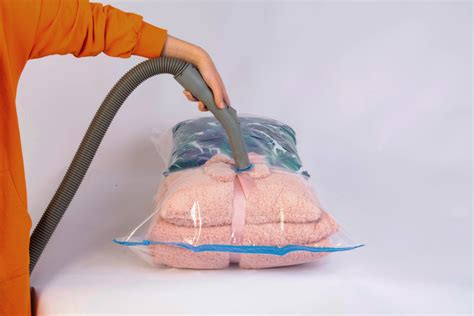 What You Need to Know Before You Vacuum-Seal Your Clothes | 21Oak