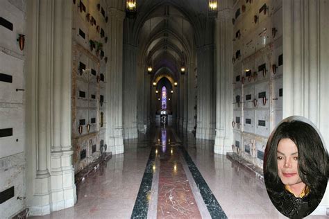 The World's Most Famous Celebrity Grave Sites | Gallery | Wonderwall.com