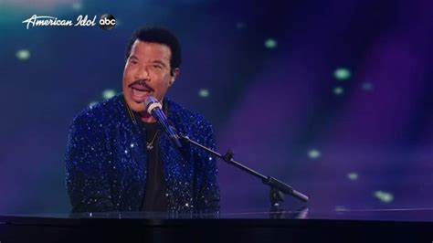 Lionel Richie Upstaged By His Adorable Dog During Concert