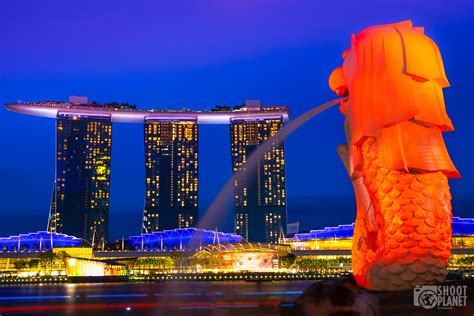 Merlion fountain and Marina Bay Sand twilight, Singapore | Shoot Planet