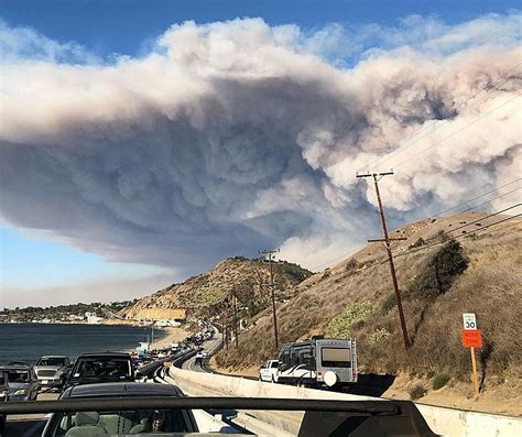 Image: Woolsey Fire evacuation from Malibu on November 9, 2018