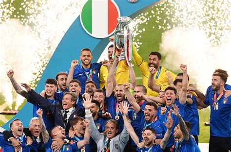 Italy win EURO 2020: the moment Chiellini lifts the trophy - video - Football Italia