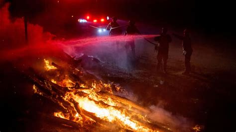 Thousands flee Highland Fire in California as hot and dry Santa Ana ...