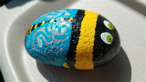 Bumble bee painted rock | Painted rocks, Bumble bee, Bee