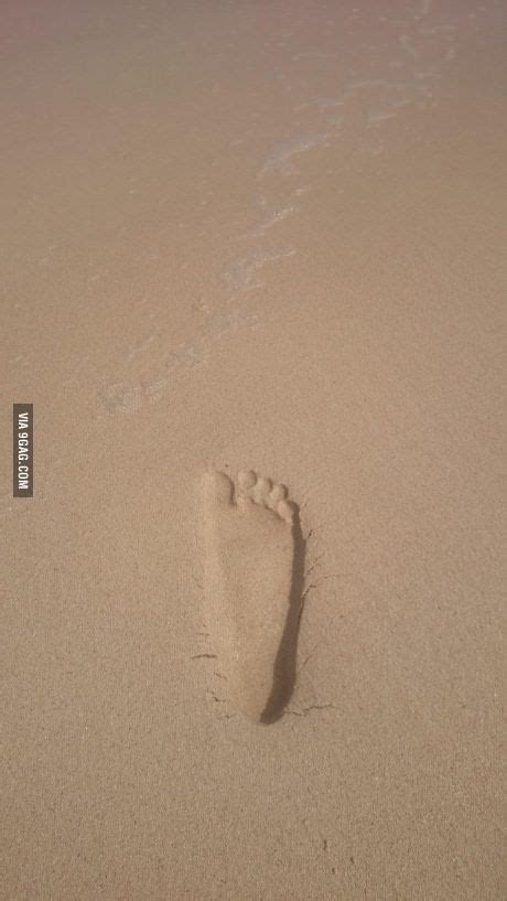 Foot print in sand forms an optical illusion. Hobbies For Men, Mind Tricks, Optical Illusions ...