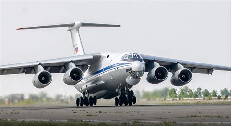 El ejército ruso recibe un nuevo avión de transporte Il-76MD-90A ...