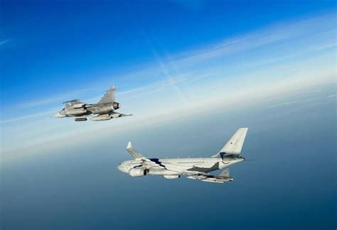 RAF Voyager refuelling Swedish Gripen and USMC F-35B fighters : r/FighterJets