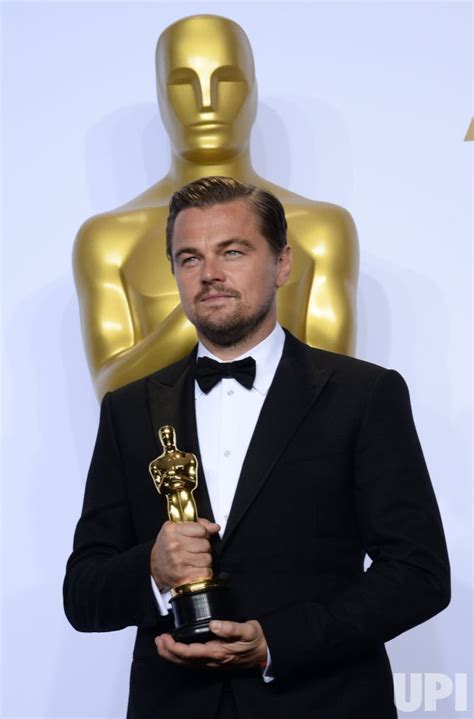 Photo: Leonardo DiCaprio holds his award backstage at the 88th Academy ...