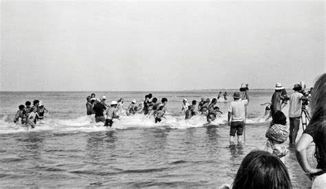 vintage everyday: Photos of Behind the Scenes of Jaws (1975)