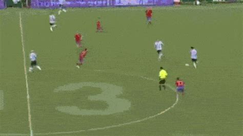 26 GIFs That Prove Lionel Messi Is A God