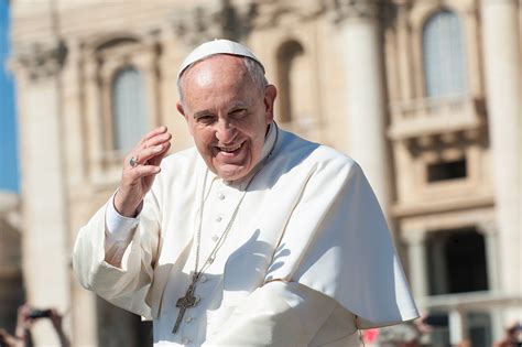 Pope_Francis_waving - Yale Program on Climate Change Communication