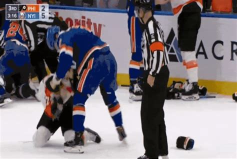 Oliver Wahlstrom wins another fight in Islanders-Flyers brawl