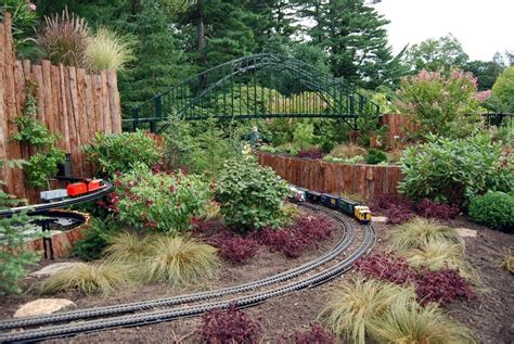 Train Gardening Information - Creating A Garden Train Track In The ...