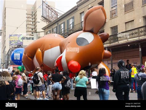 Navigating Rudolph balloon under streetcar lines in New Orleans ...