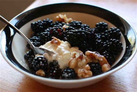 Cottage Cheese, Berries & Walnuts Snack Fruits Recipes