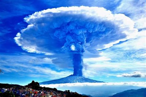 Mount Etna eruption insane pictures - Strange Sounds