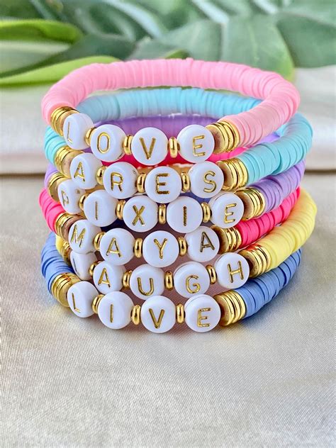 Custom Name Heishi Beaded Bracelet | Pulseras bonitas, Hacer pulseras ...