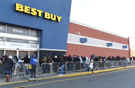 Best Buy looks like it's crushing Black Friday as hundreds of people ...