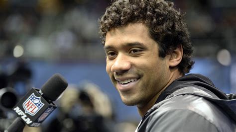 Smiley Russell Wilson In Blur Background HD Seattle Seahawks Wallpapers ...