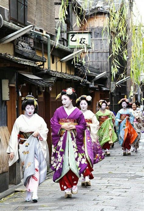 Kyoto... Geisha Japan, Memoirs Of A Geisha, Image Nature, Luge, Art Japonais, Japan Art, People ...