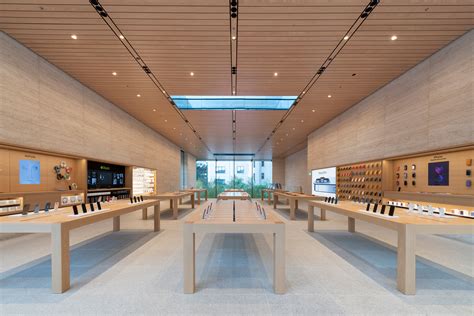 Foster + Partners flanks Istanbul Apple Store with travertine stone walls | LaptrinhX / News