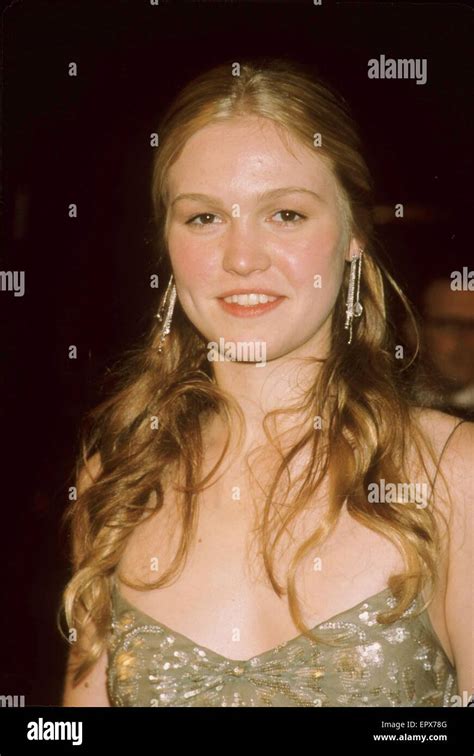 JULIA STILES 2001.Vanity Fair Oscar party at Morton's Ca.k21415ar. © Andrea Renault/Globe Photos ...