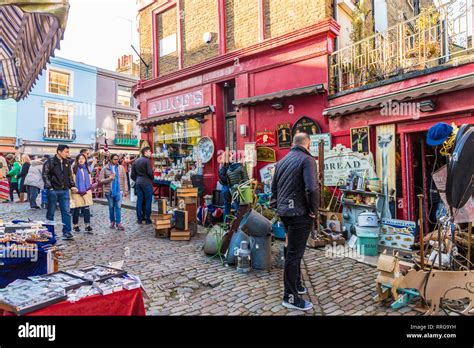 A market scene at Portobello Road market, in Notting Hill, London ...