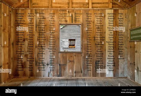 Oak alley plantation slave quarters with names of enslaved people hi ...