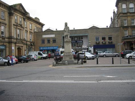 Inverness railway station © Jennifer Jones cc-by-sa/2.0 :: Geograph Britain and Ireland